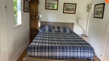 1 chambre, bureau, fer et planche à repasser, lit parapluie