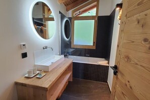 Bathtub, hair dryer, towels, soap - Chalet Familial D'exception-proche Pistes-vue Panoramique- Très Lumineux (Les Gets)