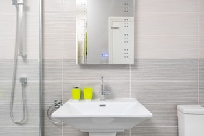 Appartement | Salle de bain | Douche, baignoire relaxante profonde, serviettes fournies