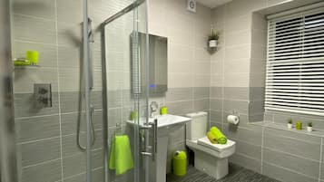 Apartment | Bathroom | Shower, deep-soaking bathtub, towels