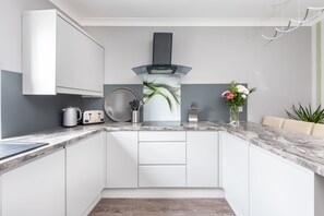 Apartment | Private kitchen | Fridge, microwave, oven, stovetop - Private Garden Rooftop Terrace With hot tub (Pickering)