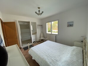 6 Schlafzimmer, Schreibtisch, Bügeleisen/Bügelbrett, Reisekinderbett