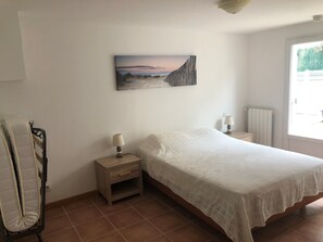 6 chambres, bureau, fer et planche Ă repasser, lit parapluie