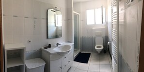 Een douche, een haardroger, toiletpapier