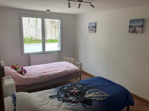 6 makuuhuonetta, työpöytä, silitysrauta/-lauta, vauvan matkasänky