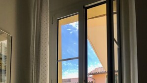Ein Fenster mit Blick auf Gebäude.