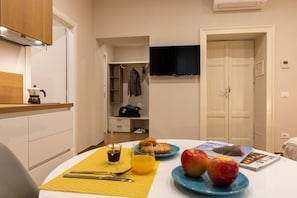 Microwave, stovetop, coffee/tea maker - Beautiful Apartment in Piemonte - Wifi Free (Verbania)