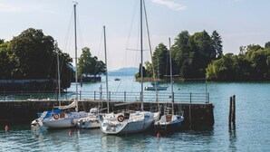 A marina with several sailboats docked at a wooden pier. - Beautiful Apartment in Piemonte - Wifi Free (Verbania)