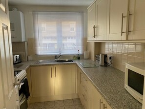 Appartement, 1 chambre | Cuisine privée | Micro-ondes, bouilloire électrique, tables à manger