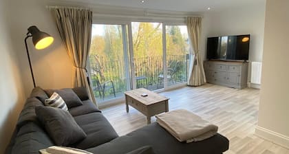 Penthouse Waterfront Apartment - St Neots