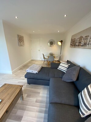 Apartment, 2 Bedrooms, Balcony, River View | Living area