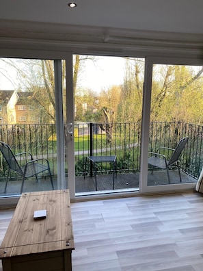Huoneisto, 2 makuuhuonetta, parveke, jokinäköala | Parveke