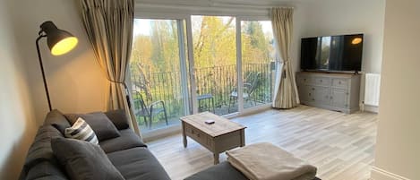 Appartement, 2 chambres, balcon, vue sur le fleuve | Salle de séjour