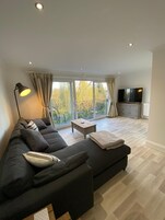 Apartment, 2 Bedrooms, Balcony, River View | Living room