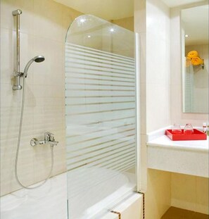 Villa, 2 habitaciones, piscina privada, vistas al mar | Servicios del cuarto de baño | Artículos de higiene personal gratuitos y toallas