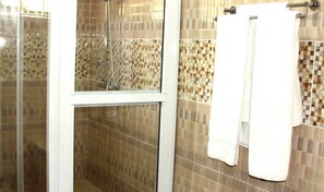 Bathroom - Perriman Guest House -standard Double (Ngleshi Amanfro)