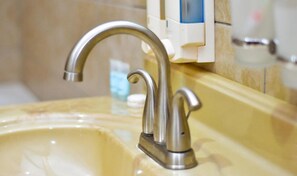 Bathroom - Triple Hill Hotel - Deluxe (Kasoa)