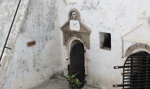 Exterior - Hotel Loreto- Queen Room With Pool View (Cape Coast)