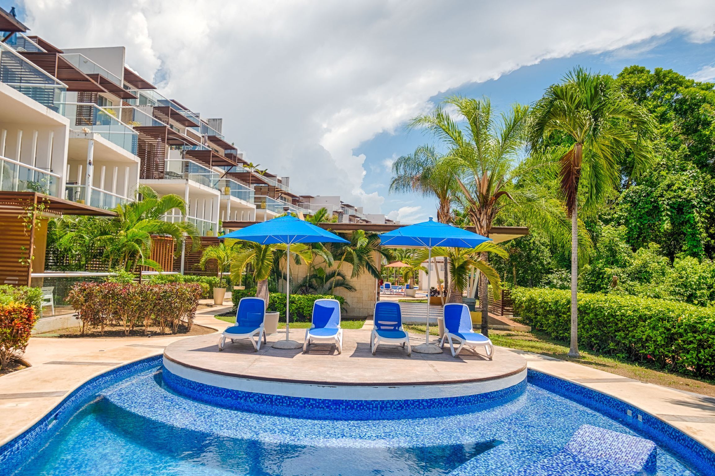 Una piscina al aire libre