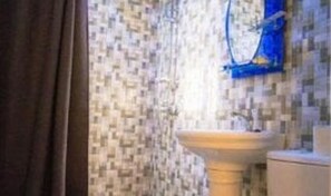 Bathroom - House With Pool Icons Inn - Elmina (Elmina)