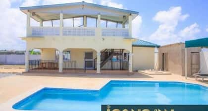 House With Pool Icons Inn - Elmina