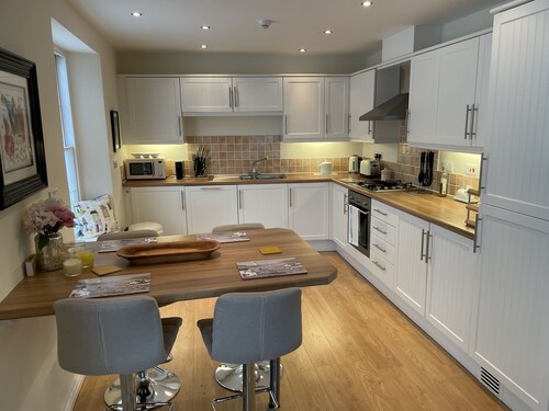 SPACIOUS QUAYSIDE APARTMENT WITH AMAZING VIEWS ACOSS THE ESTUARY