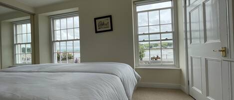 2 عدّة غرف نوم وواي فاي مجانًا وملاءات أسرّة