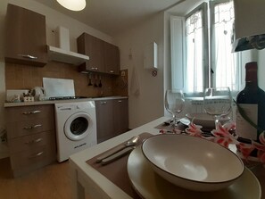 Kühlschrank, Herdplatte, Wasserkocher mit Kaffee-/Teezubehör