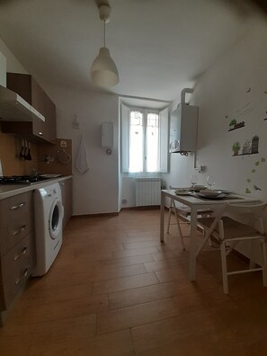 Kühlschrank, Herdplatte, Wasserkocher mit Kaffee-/Teezubehör