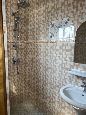 华丽公寓 | 浴室 | 淋浴设施、坐浴桶、加热地板（浴室）、毛巾