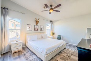 3 habitaciones, escritorio y tabla de planchar con plancha 