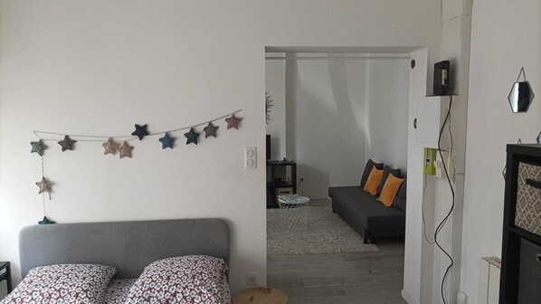 1 bedroom, iron/ironing board, internet, bed sheets