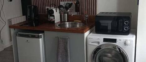 Réfrigérateur, micro-ondes, lave-vaisselle, cafetiÚre/bouilloire