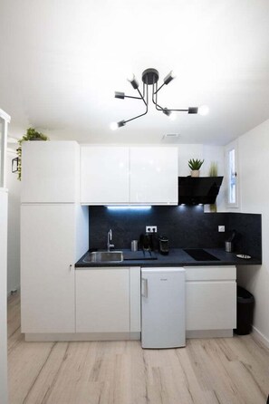 Kjøleskap, mikrobølgeovn, oppvaskmaskin og kaffetrakter/tekoker