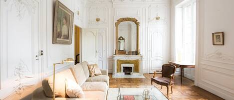 Télévision, cheminée