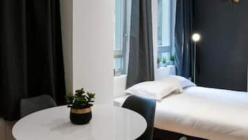 Een strijkplank/strijkijzer, internet, beddengoed