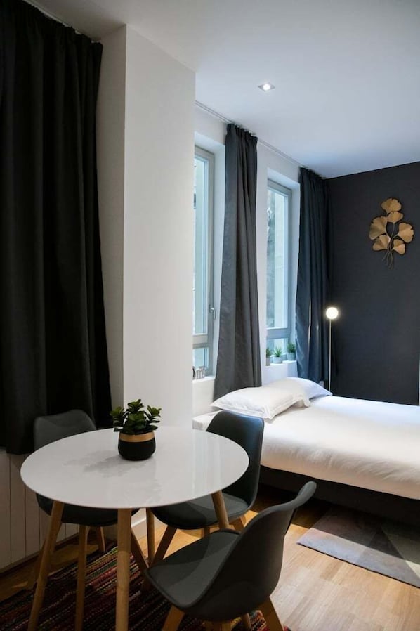 Iron/ironing board, internet, bed sheets