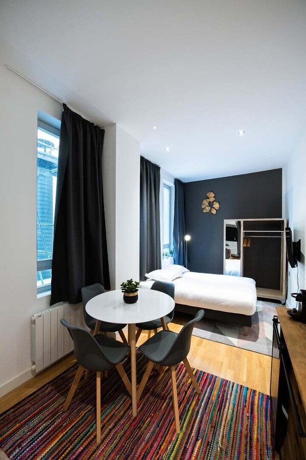 Iron/ironing board, internet, bed sheets