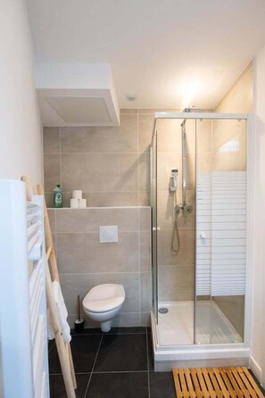 Chuveiro, secador de cabelo, toalhas de banho