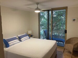 2 bedrooms, iron/ironing board, free WiFi, bed sheets - Cosy ground floor beach side apartment with linen provided (Boomerang Beach)