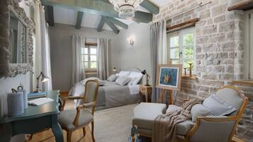 5 bedrooms, iron/ironing board, free WiFi, bed sheets