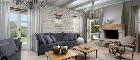 TV connectée, cheminée, jeux vidéo, lecteur de DVD