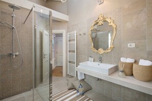 Combined shower/bathtub, hair dryer, bidet, towels