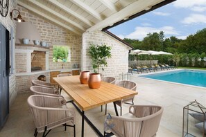 Outdoor dining - Luxurious Istrian villa for 8 with private pool, organic garden and playgrounds (Kanfanar)