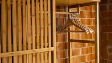Una estructura de madera con listones verticales y un perchero.