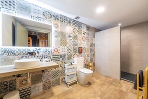 Articles de toilette écologiques, sèche-cheveux, serviettes fournies