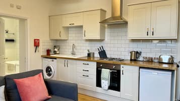 Fridge, oven, stovetop, electric kettle