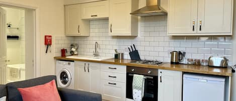 Fridge, oven, stovetop, electric kettle