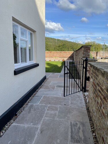 Large luxury 1 bed flat with off street parking & shared garden near town centre