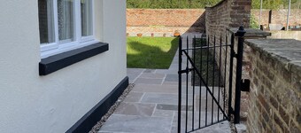 Large luxury 1 bed flat with off street parking & shared garden near town centre